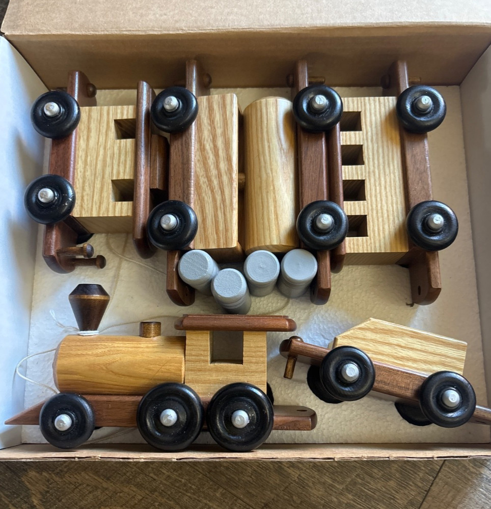 Amish ash wooden handmade trainset 34” 6 carts with pull string