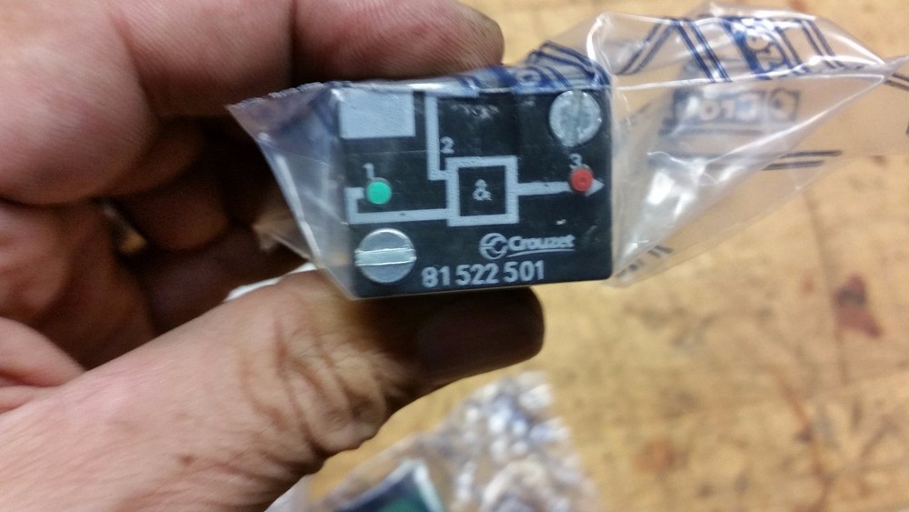 CROUZET 81522501 PNEUMATIC LOGIC ELEMENT NEW SEALED PACKAGE
