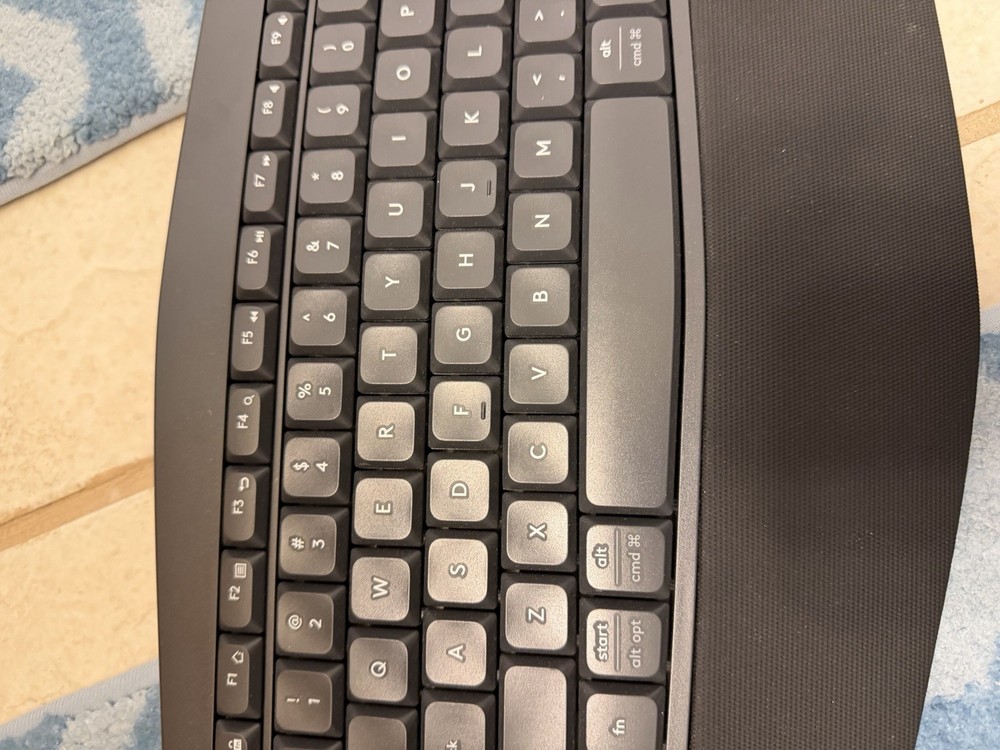 Logitech K850 Wireless/unify Bluetooth Keyboard With M705 Unifying Mouse