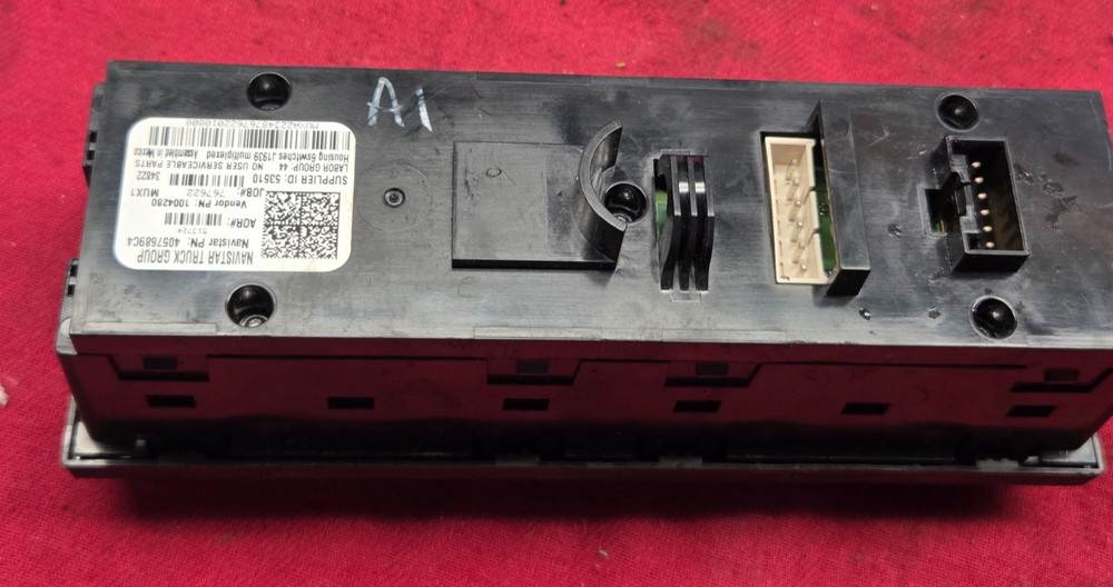 International 2 SWITCH PANEL Dash Panel - 4057689C4, 1004280 MUX