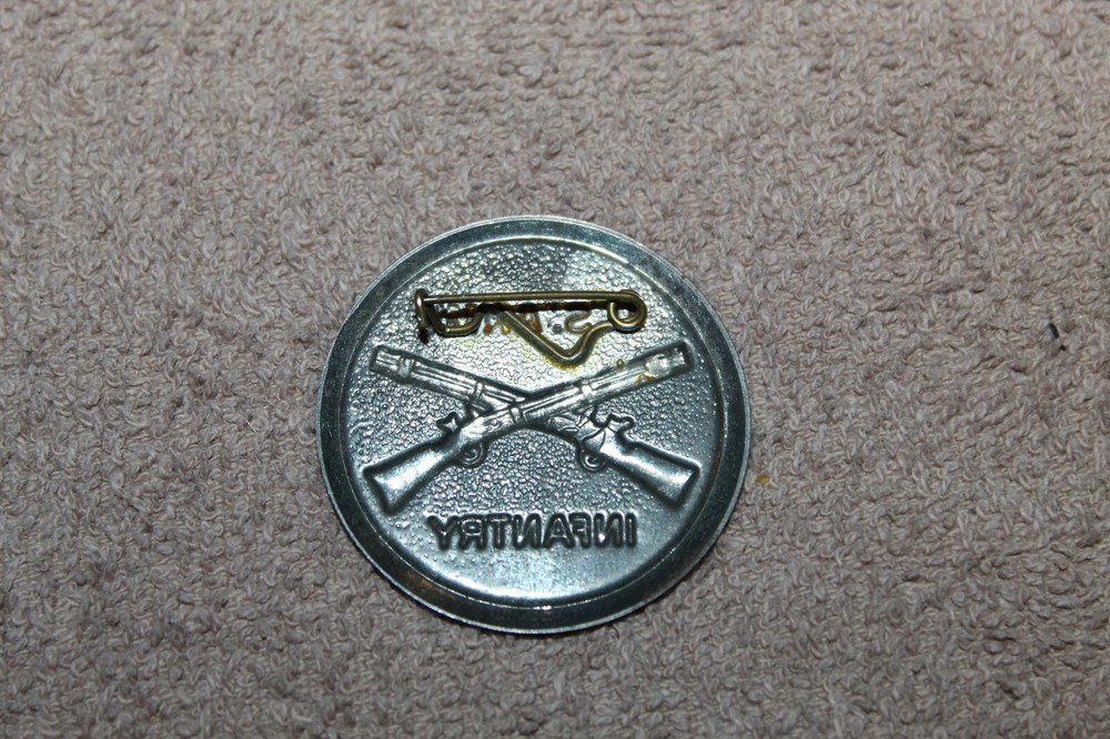 Original WW2 "U.S. Army Infantry" (Crossed Rifles) Round Tin Badge w/Rear Pin