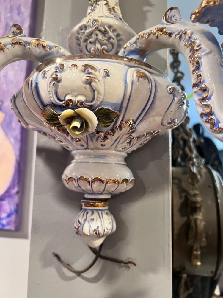 capodimonte -style porcelain sconce