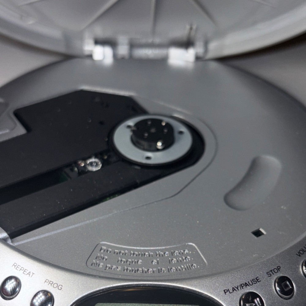 Durabrand CD-566 Programmable CD Player Silver/Black LCD Display Repeat