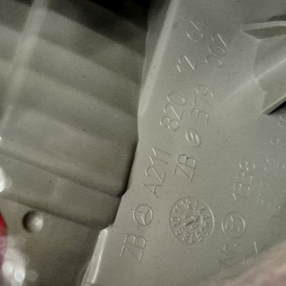 MERCEDES E-CLASS S211 ESTATE OUTER RIGHT TAIL LIGHT A2118202864
