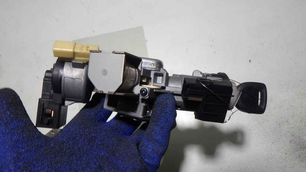 05 MAZDA 3 Ignition W/Key