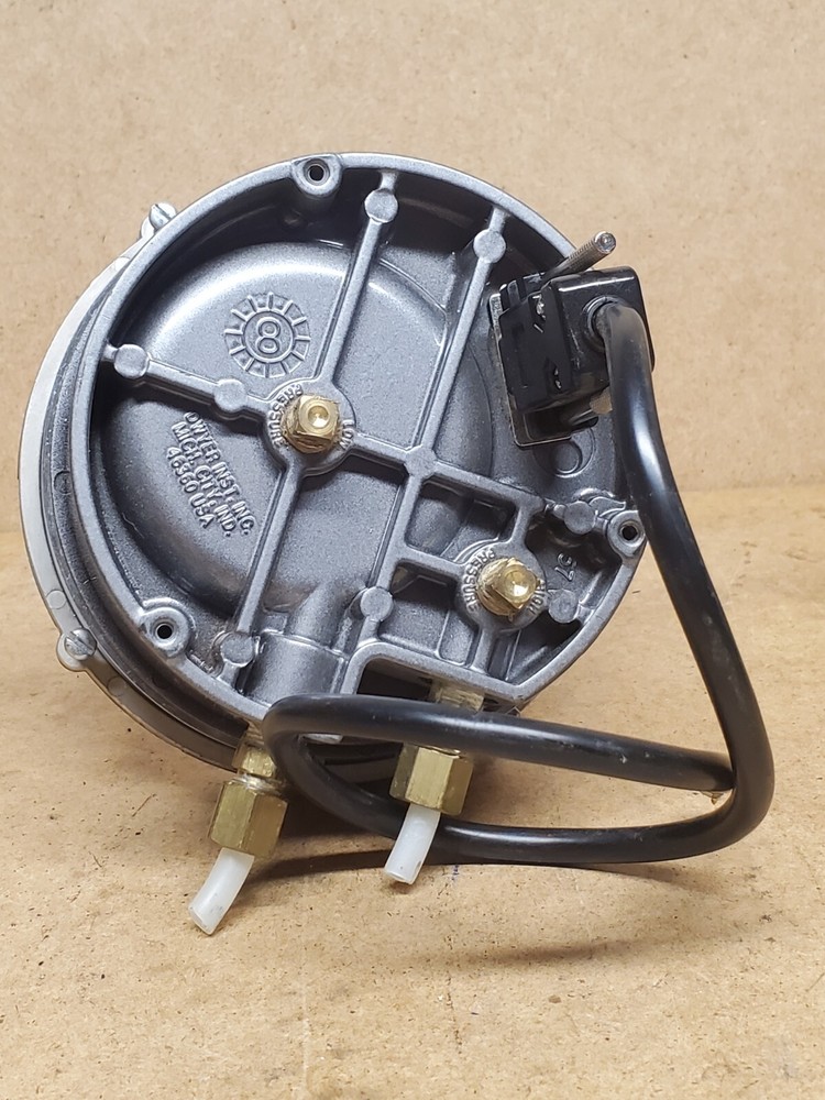 Dwyer DH3-006 Digihelic Differential Pressure Controller