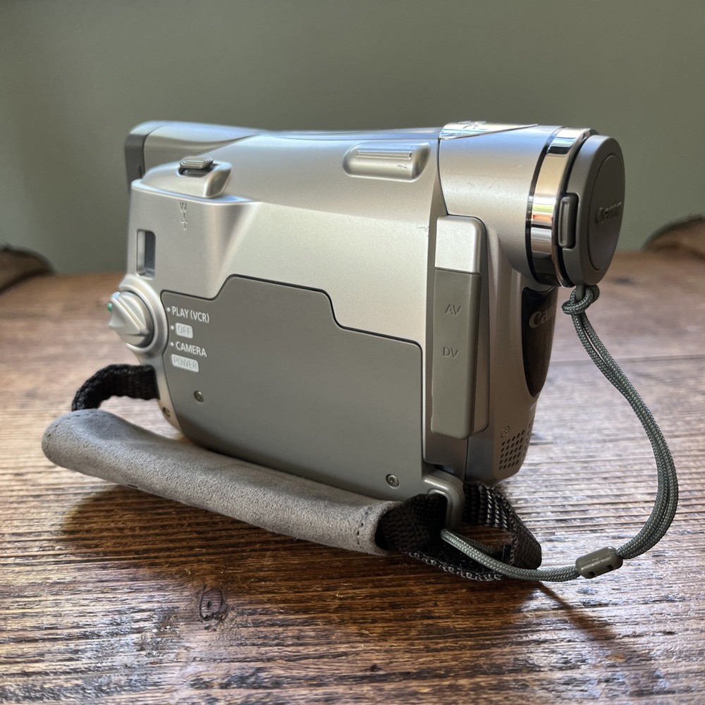 Canon MV800 Camcorder Silver plus charging cable & case Tested & working