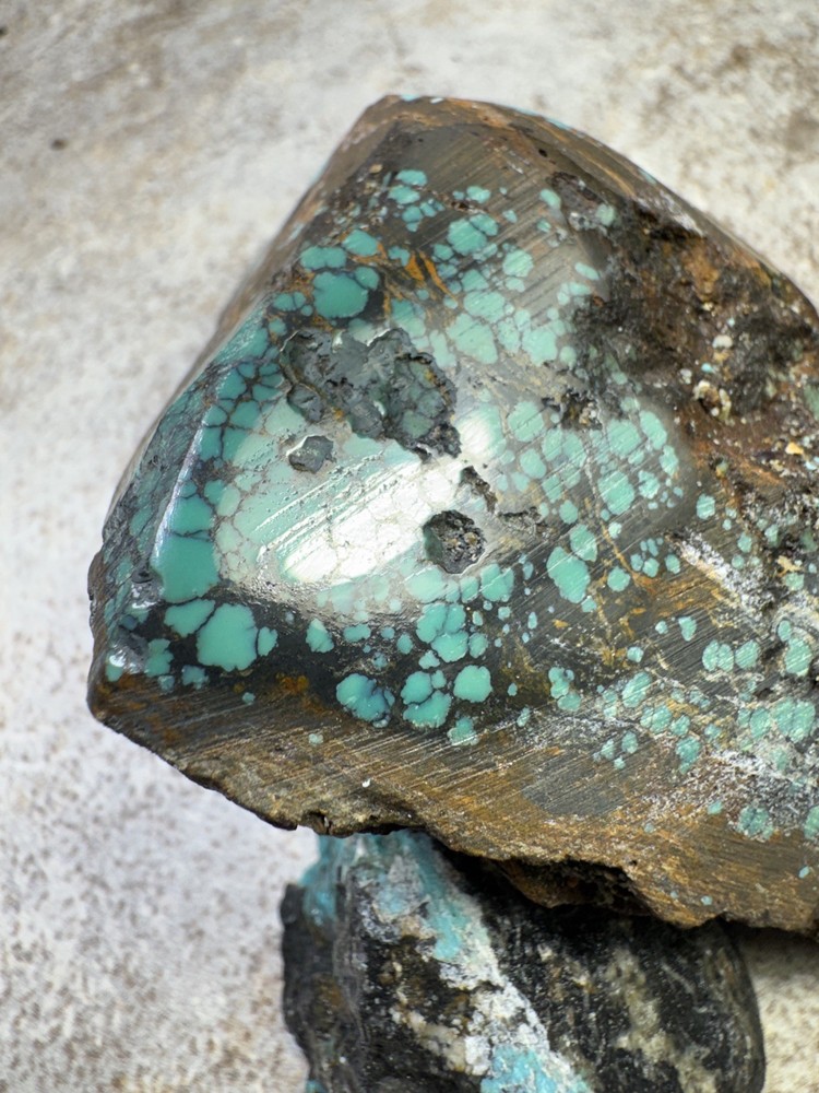 Stabilized hubei turquoise rough