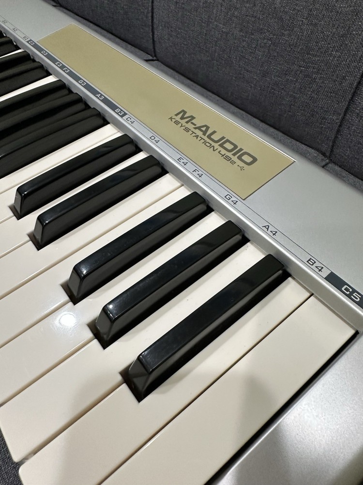 M-Audio Keystation 49e 49-Key USB MIDI Keyboard Controller Pitch Modulation