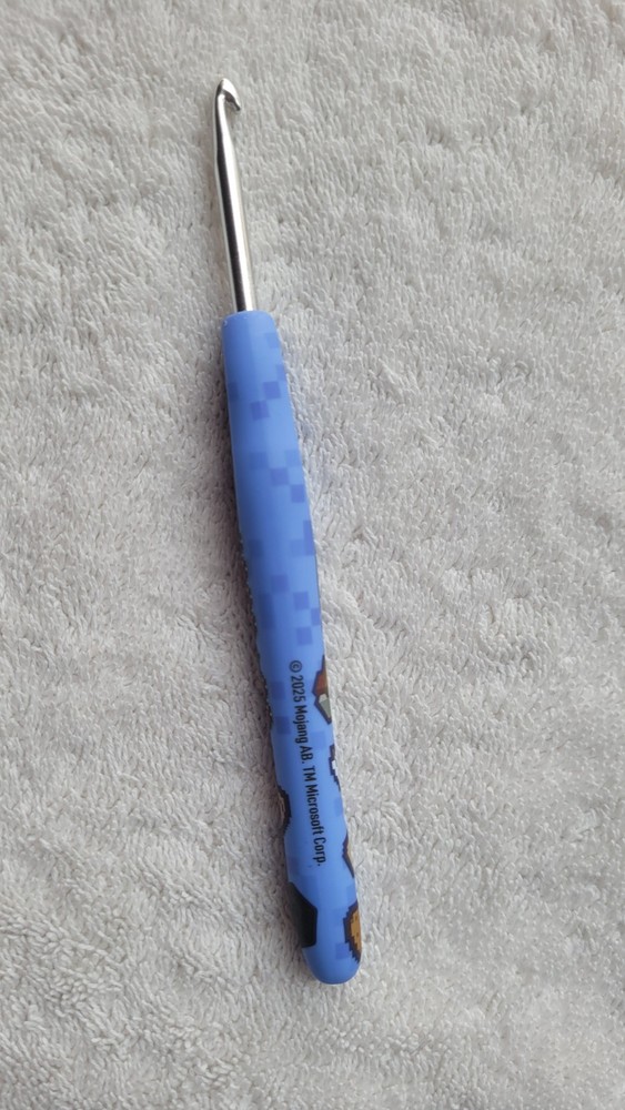 Preowned Minecraft Wooble Ergonomic Crochet Hook