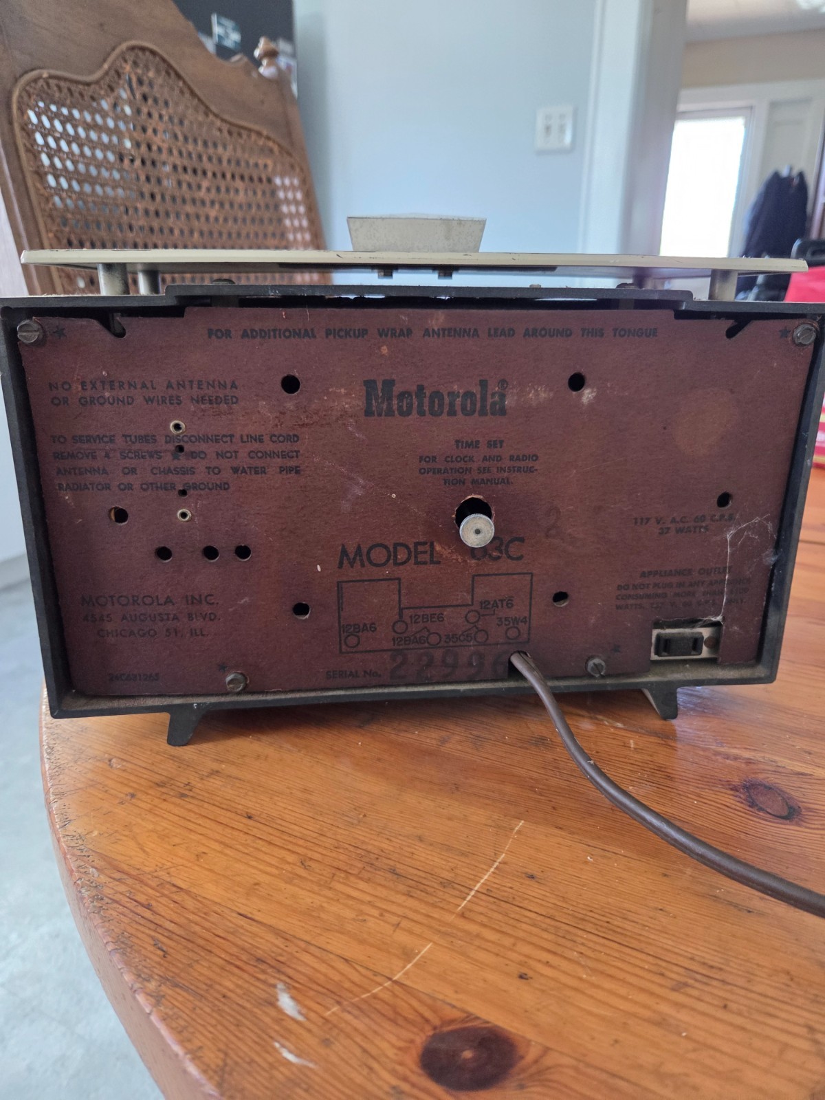 MOTOROLA MODEL 63C AM TUBE MCM CLOCK RADIO -WORKING