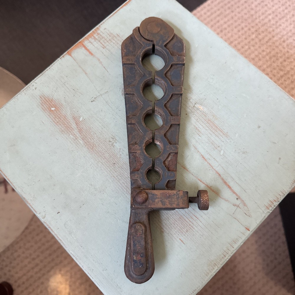 Vintage Handheld National Machine & Tool Threading Die Blue