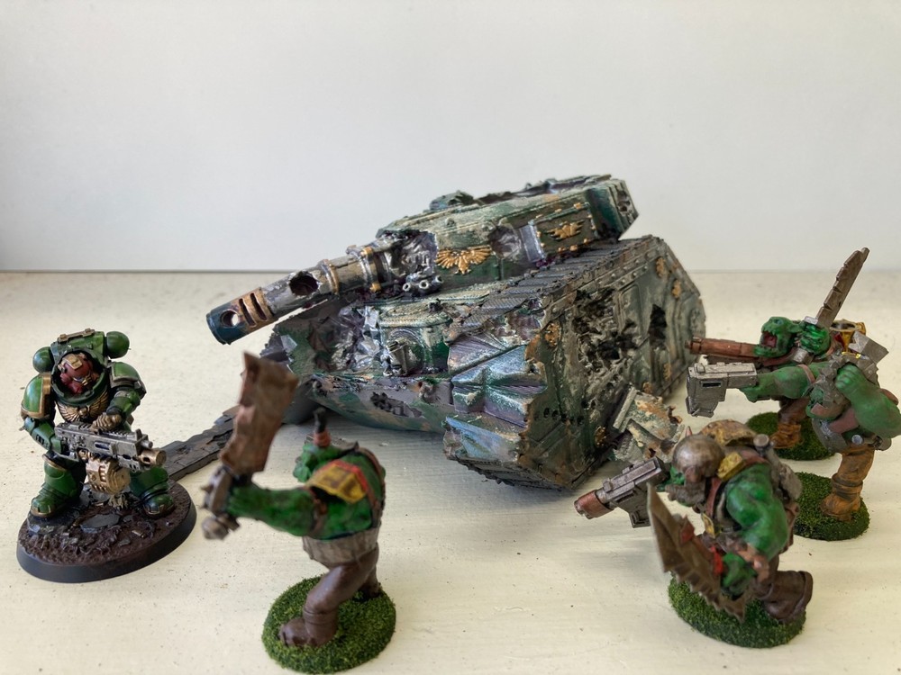 WarHammer 40K Terrain Piece & Imperium Tank