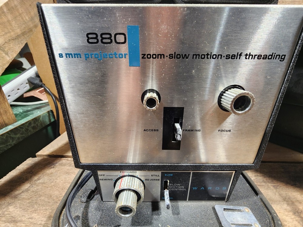 Wards 880 8MM projector zoom slow motion self threading READ DESCRIPTION BELOW.