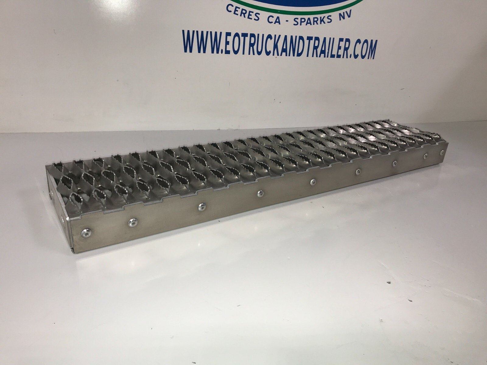 Peterbilt 379 389 Battery Box Top Step - Heavy Duty