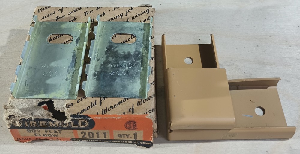 Wiremold 2011 90° Right Angle Flat Elbow Fitting
