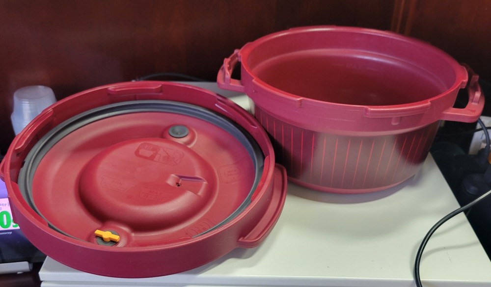 Tupperware 7643A-2 3L Microwave Pressure Cooker Red Durable Plastic Steamer