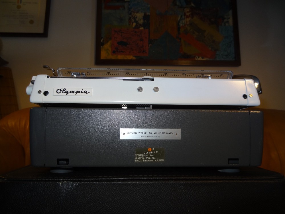 Olympia DELUXE SM9 White Typewriter + Case & Key