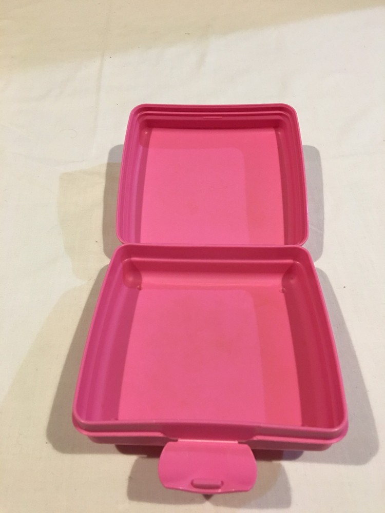 Tupperware Hello Kitty Sandwich Keeper – Pink – Retro Feel