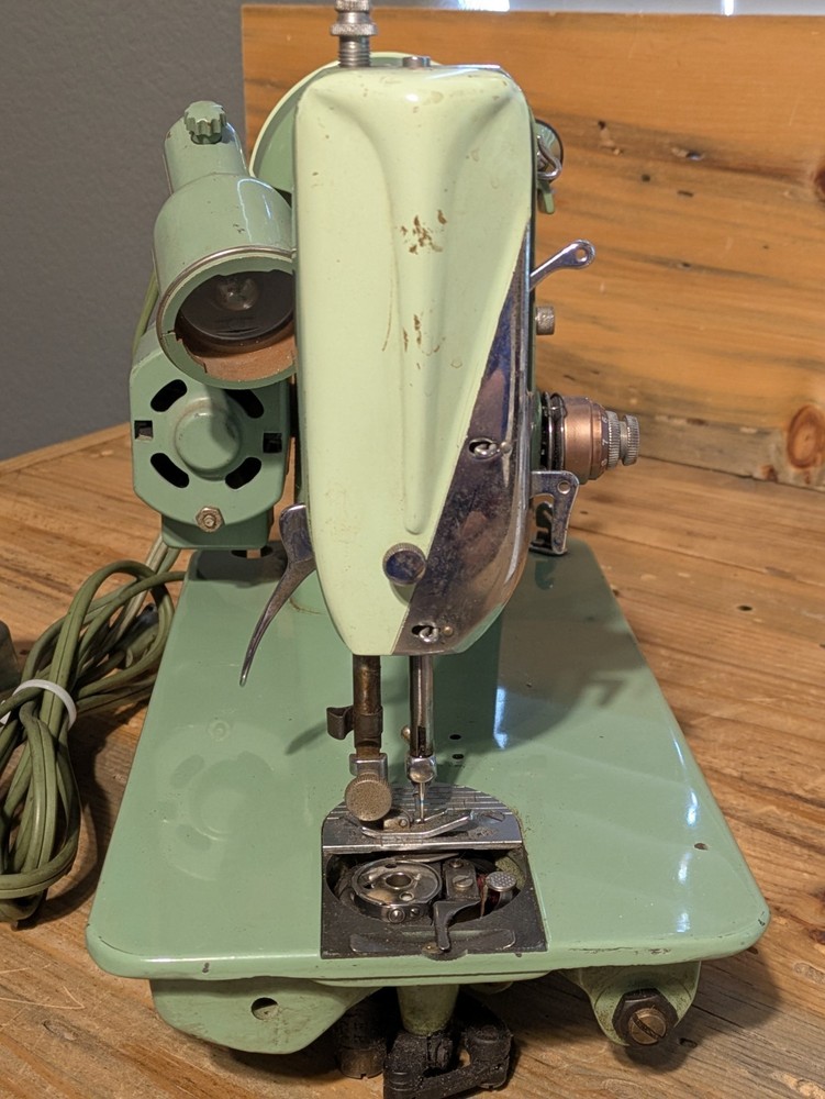 SINGER Model 185J Sewing Machine