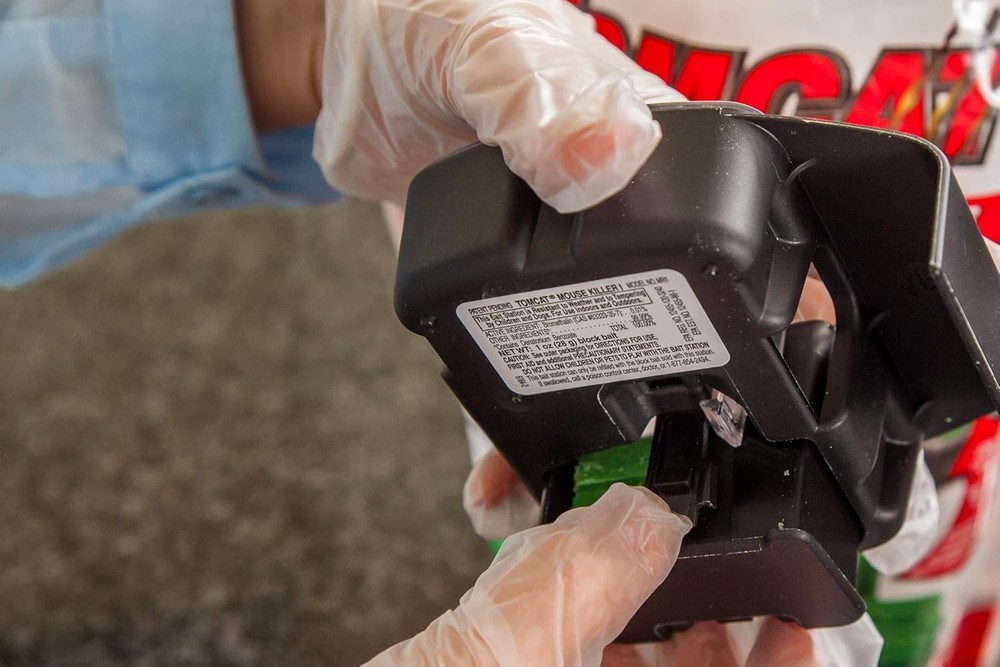 Effective Child-Resistant Mouse Trap - Includes 1 Refillable Station & 8 Refills