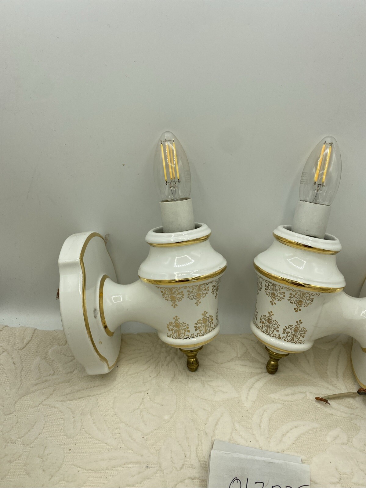 A Antique Pair Of Hollywood Regency Ceramic Porcelain Glass Gold & White Scones
