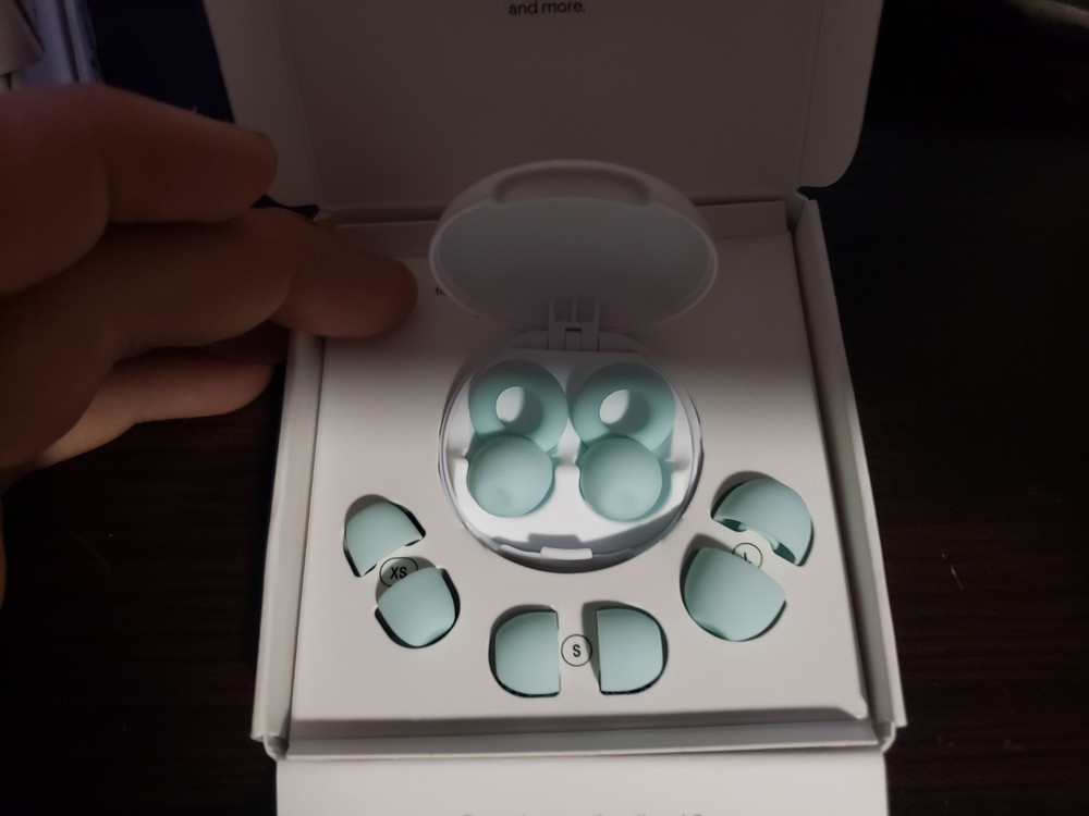 LOOP EARPLUGS QUIET 2 MINT. NEW AMAZON OPEN BOX.