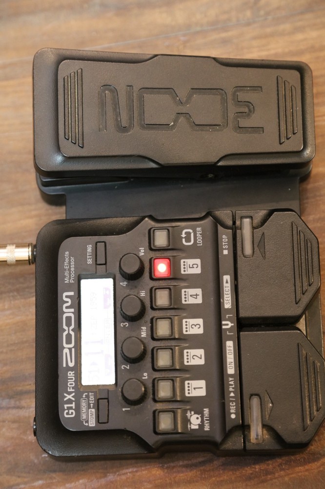 Zoom G1X FOUR Digital Multi-Effects Processor Looper with Expression Pedal