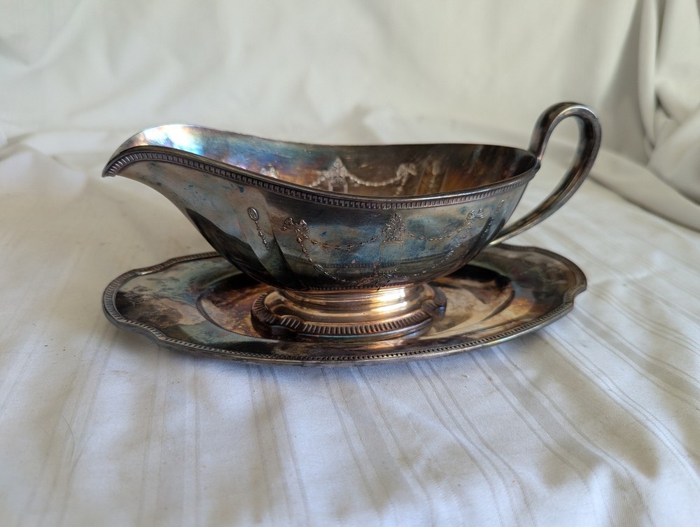 Community Silver Plate gravy boat with underplate 11945 garland design