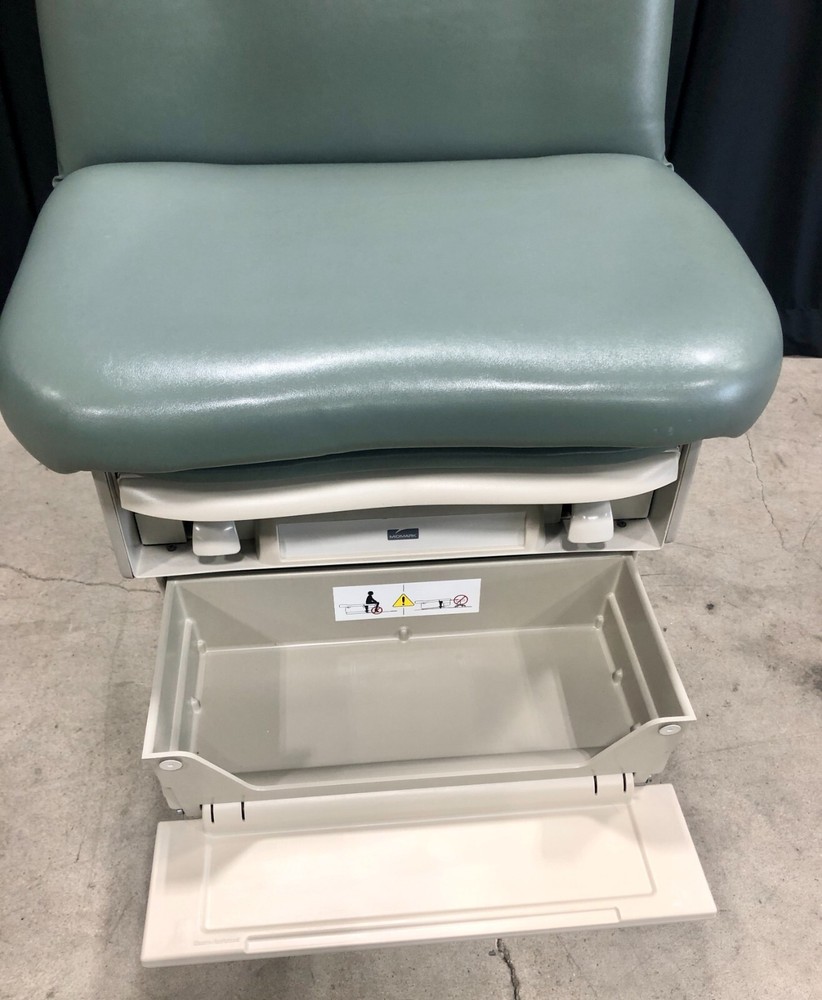 Midmark 623-007 Barrier Free Power Exam Table with Footswitch & Hand Controller