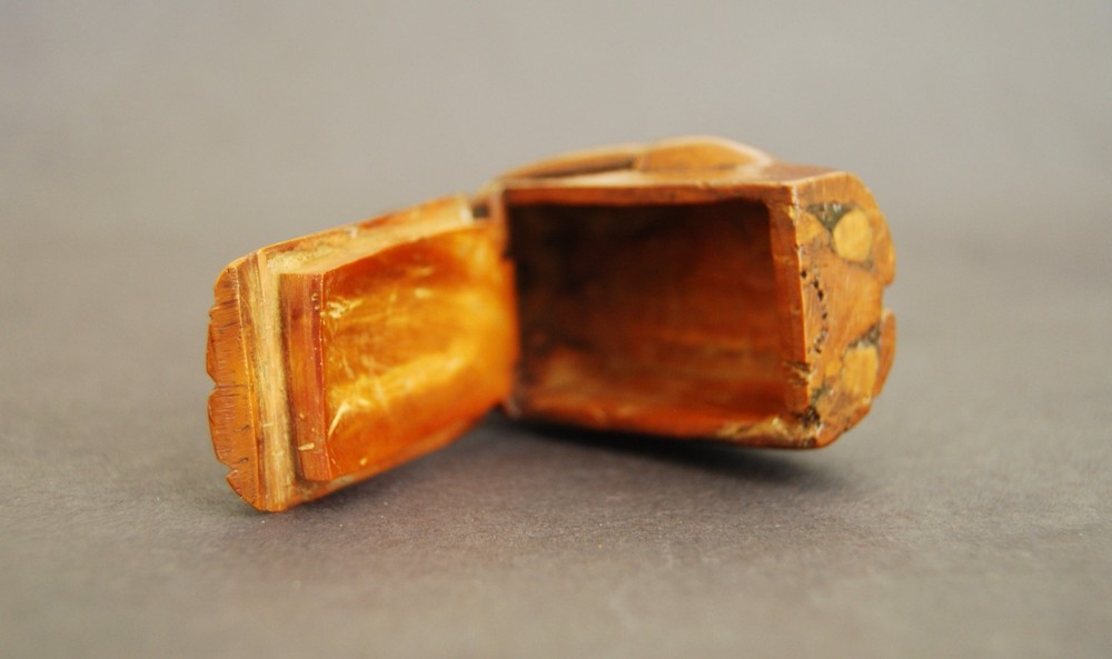 ANTIQUE COQUILLA SNUFF BOX