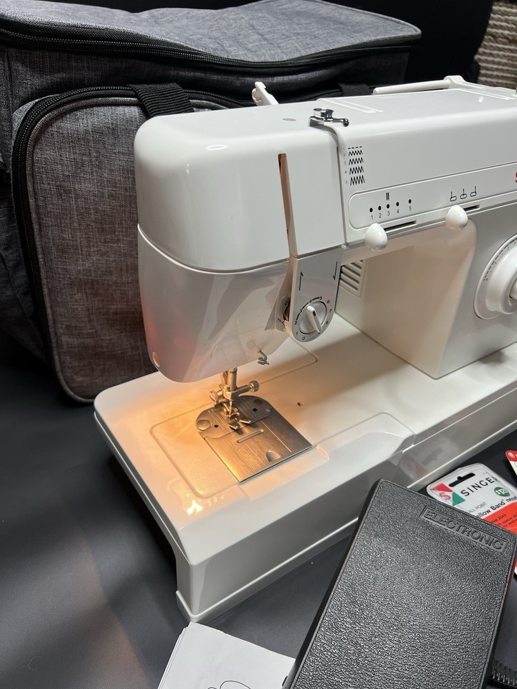 Singer Zig-Zag Sewing Machine Model 2517C With Pedal