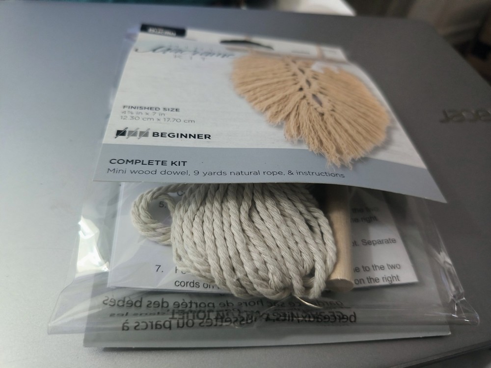 *Plaid Bucilla Mini Macrame Set leaf 4 7/8 X 7".