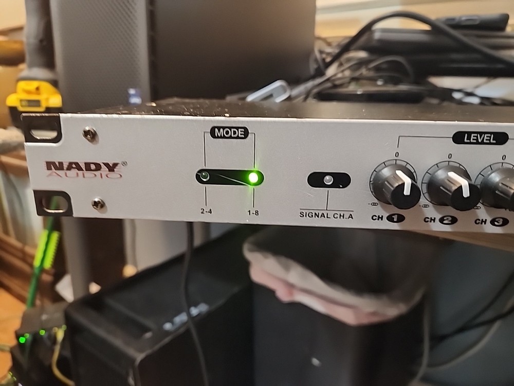 Nady System Stereo Signal Distributor SD-2418