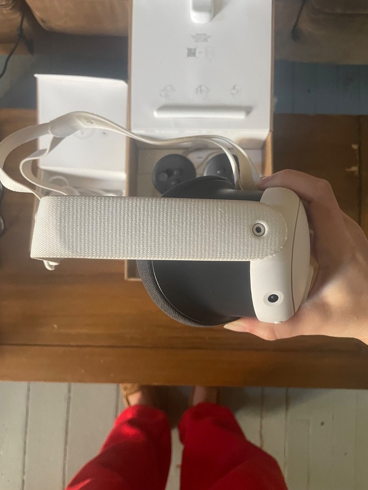 Meta quest 3 512gb White vr headset bundle with extra charging pieces