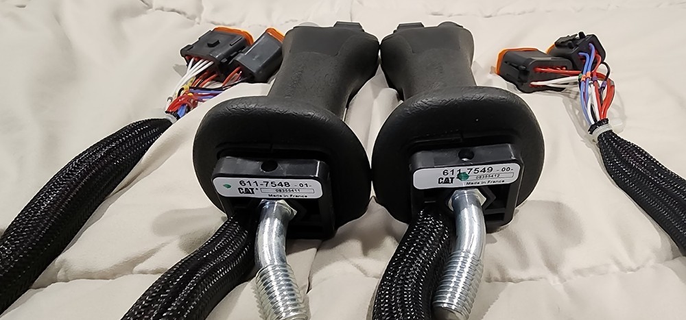 CAT 611-7548 & CAT 611-7549: 4-BUTTON JOYSTICKS