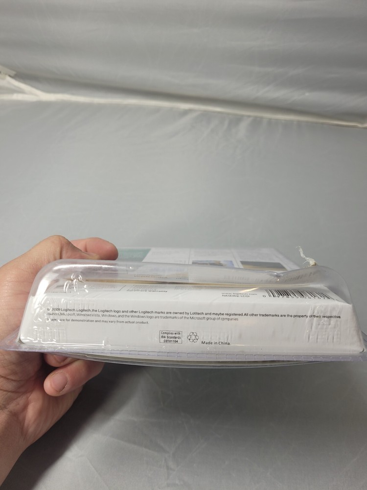 Logitech R400 Wireless Presentation Remote with case and USB receiver