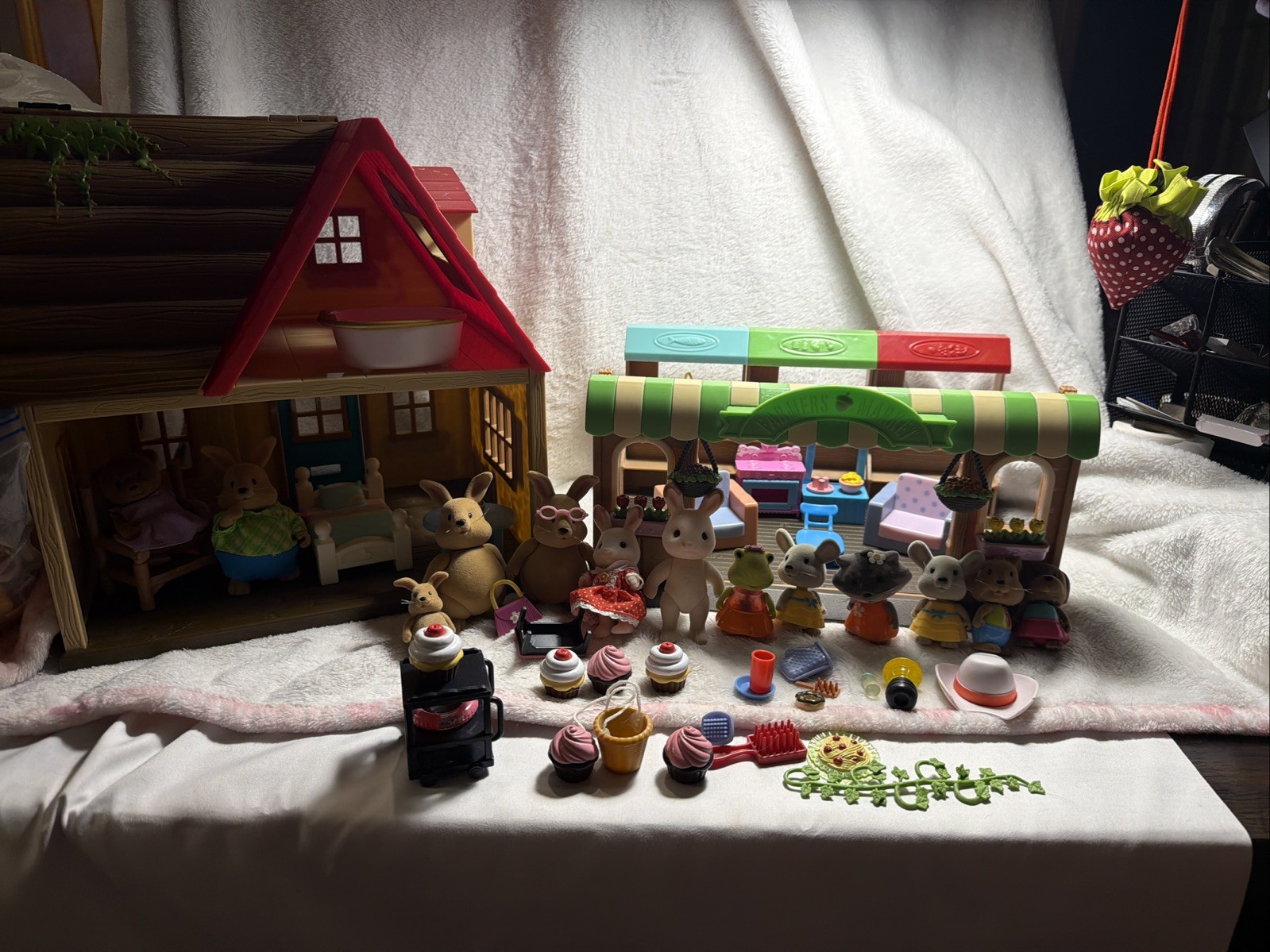 Woodzeez House & Farm Stand W 13 Figures and Lots of Accessories for Family Fun
