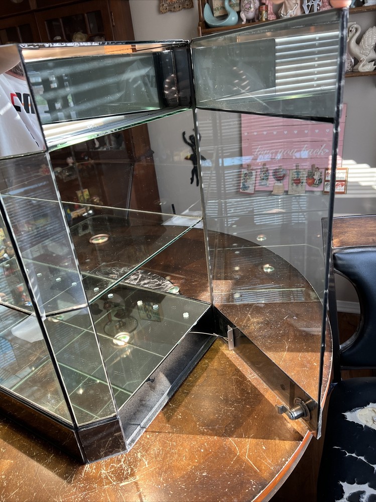 1990 HUMMEL STORE DISPLAY CASE, BEAUTIFUL SOLID CASE WITH 2 LOCKING DOORS