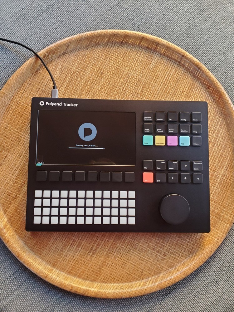 Polyend Tracker *MINT* Sequencer sampler MIDI workstation wavetable synthesis