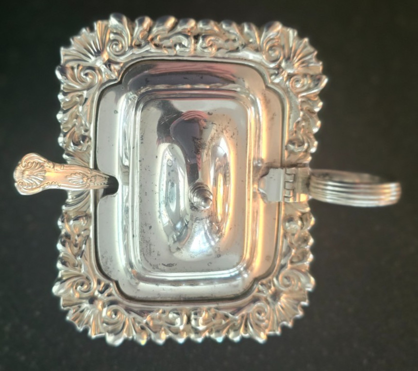 Vintage Lidded Silver Plated Clam Shell Condiment/Salt Dish With Spoon