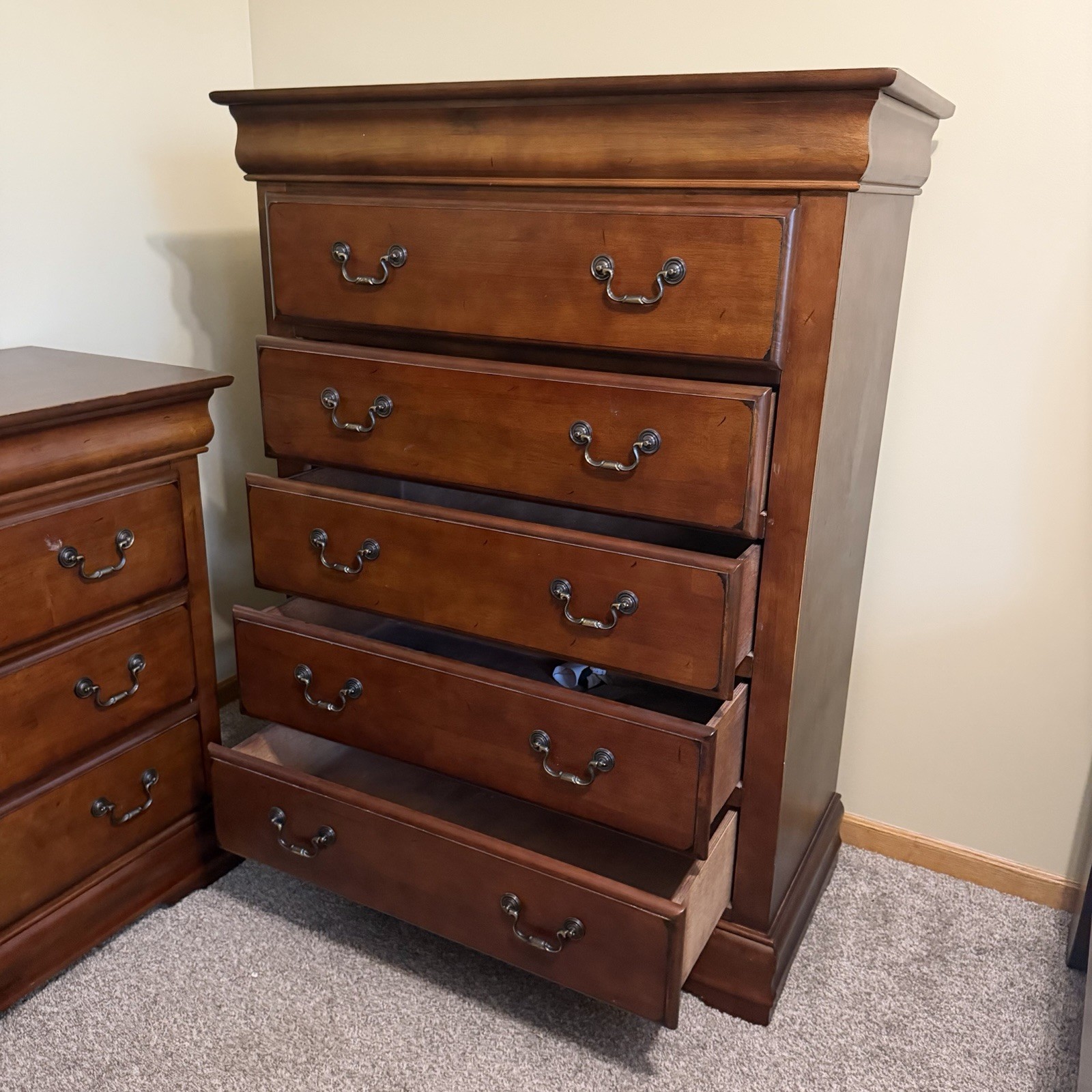 CHEAP PRICE ONLY TODAY Large Mahogany Chest of Drawers in very good condition