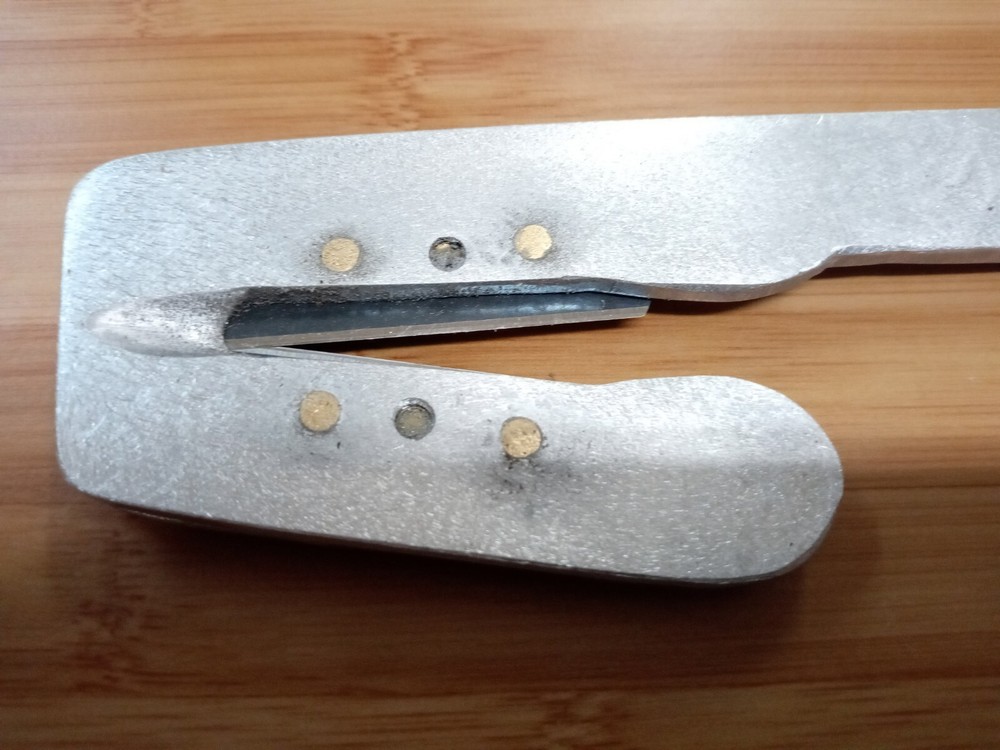 Ear Tag Removal Tool with Left Hand Sheath