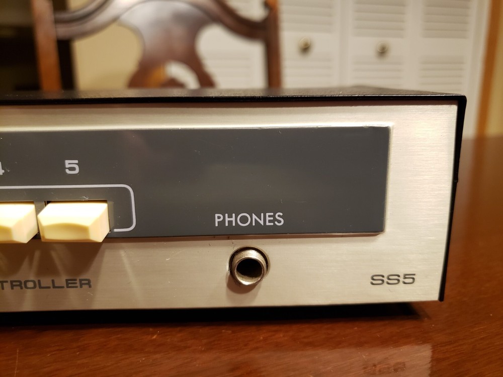 Vanco SS5 Speaker Controller w/Headphone Jack