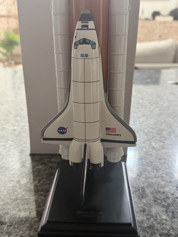 Executive Series NASA Space Shuttle (Discovery) Orbiter Full Stack 1/200 Scale