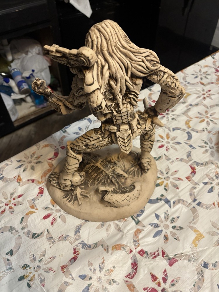 Alien Vs. Predator: Alien Defeated By Predator Statue