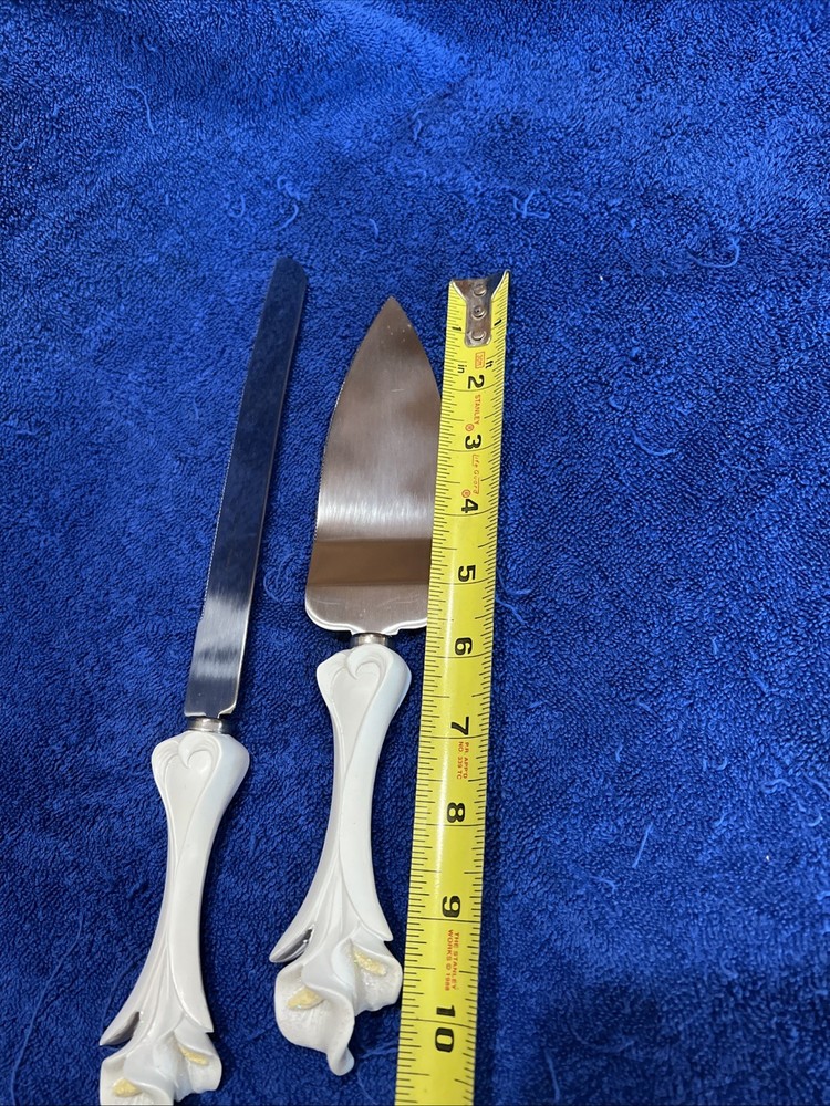 2pc. Wedding Cake Serving Set 13” & 10.5” Lilly Handle Detail