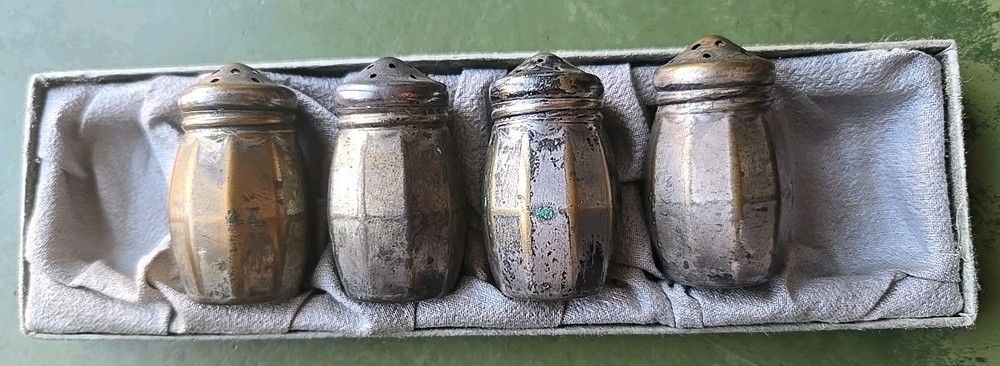 VTG Wm A Rogers 4 Mini Silver-plated Individual Shakers Set 2"