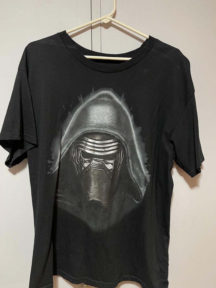2017 Star Wars Kylo Ren Tshirt L. Used.