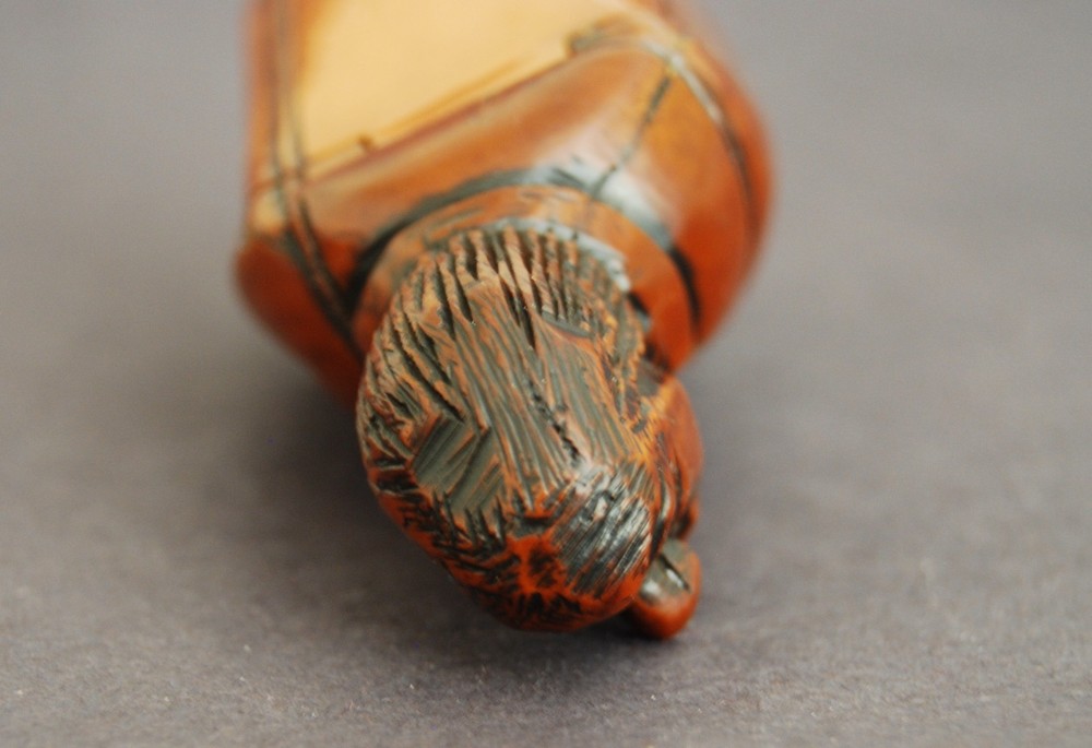 ANTIQUE COQUILLA SNUFF BOX